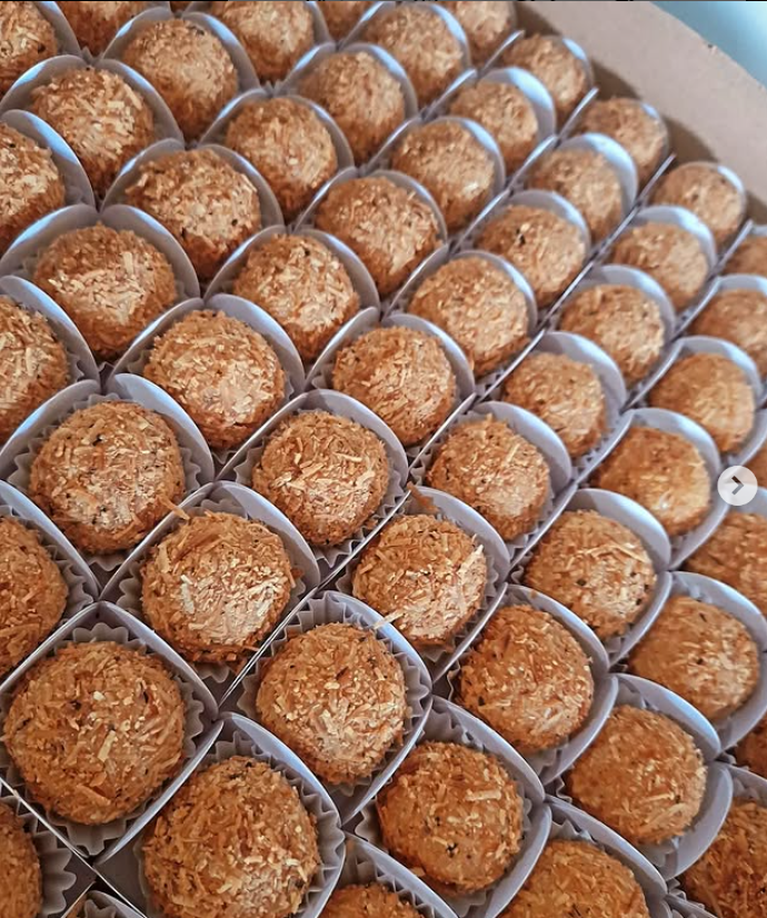 Mesa com diversos doces e salgados