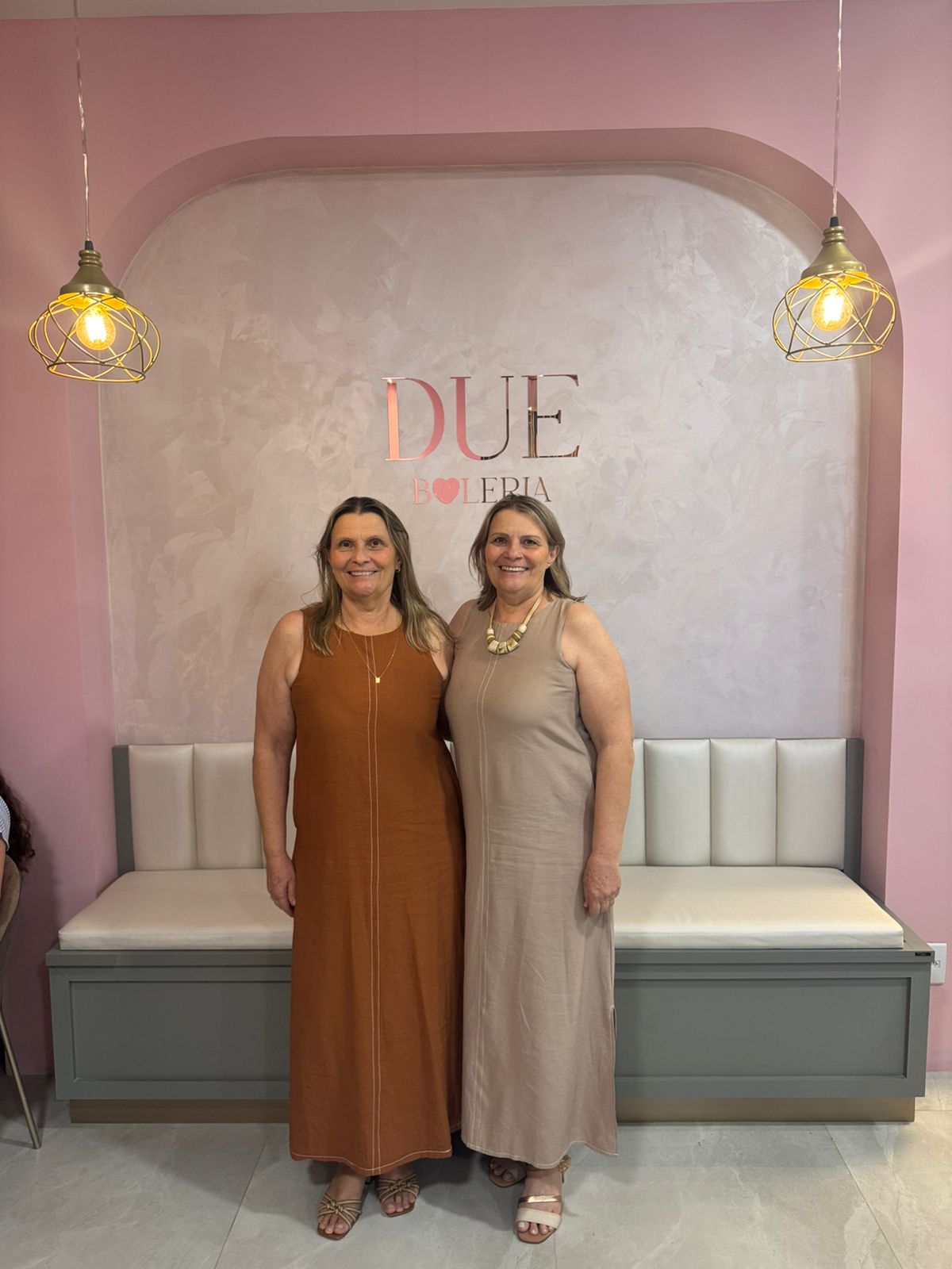 Irmãs trabalhando juntas